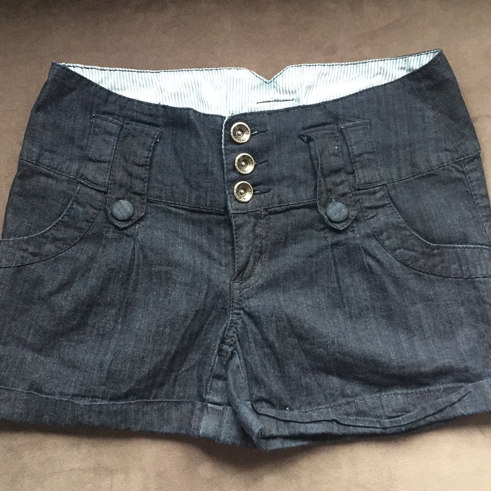 Highwaisted shorts with cuffs on legs
